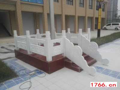 红色底座汉白玉旗台图3