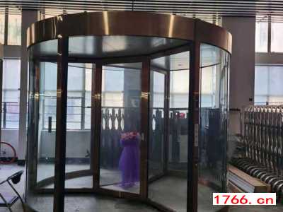 两翼旋转门豪华带展箱,郑州同创旋转门图2