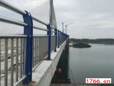 桥梁护栏_价格合理_结实耐用_加工定制 郑州楼梯护栏厂图3