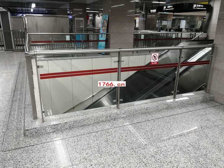 地铁站玻璃护栏