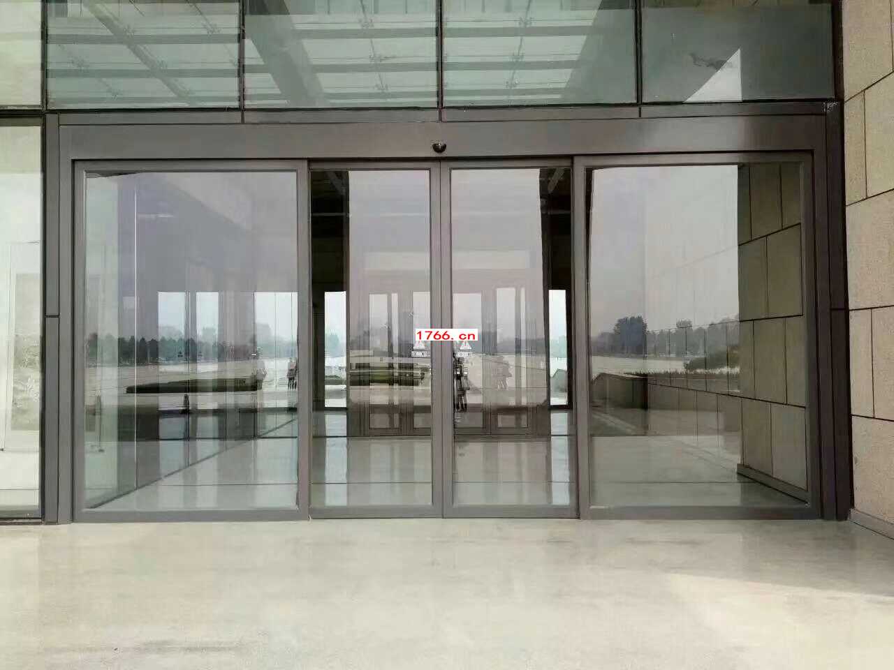 黑灰色自动感应门
