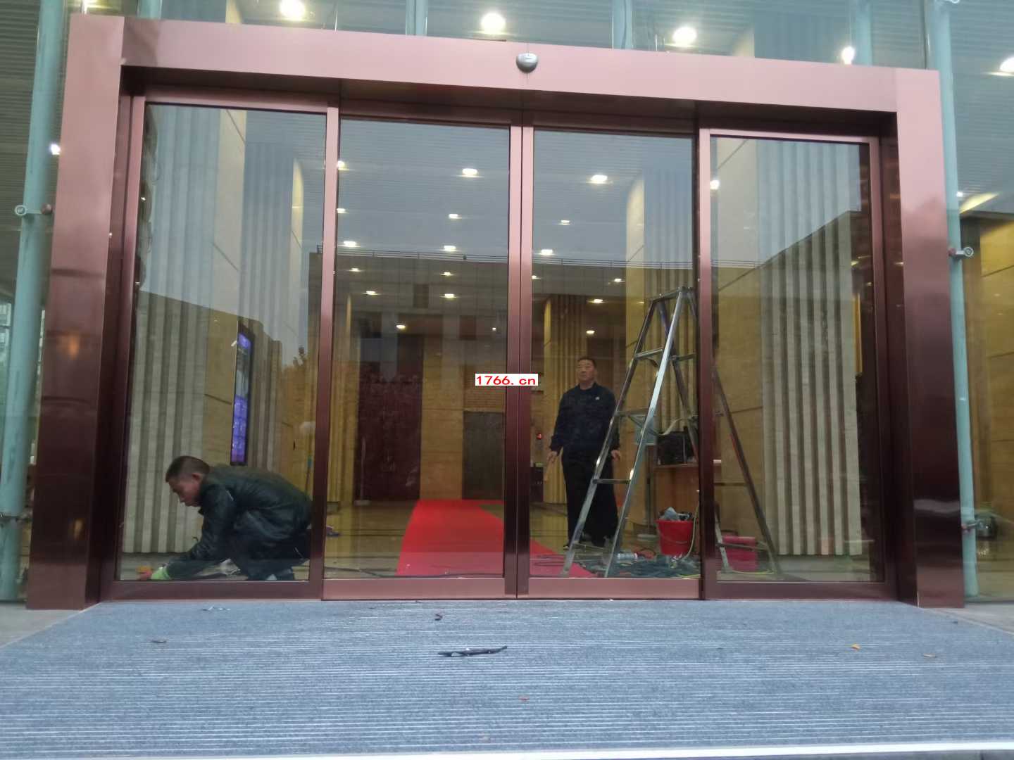 仿铜自动感应门