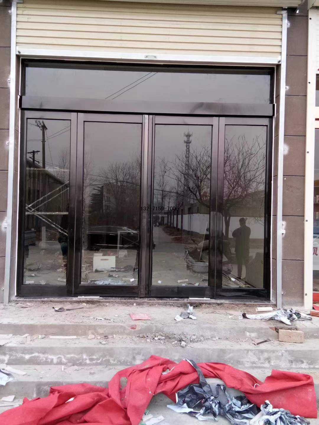 黑钛金地弹簧门