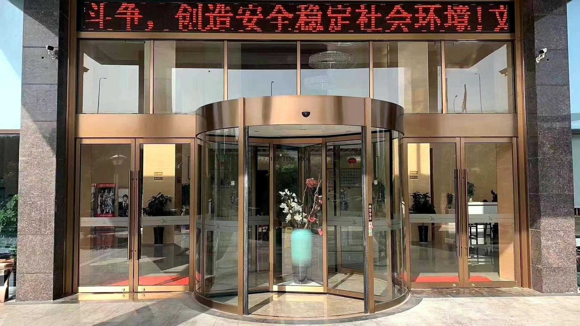 三翼旋转门
