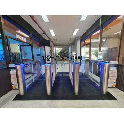 测温人脸通道闸，郑州人行通道闸安装，高温报警，安装使用效果图3