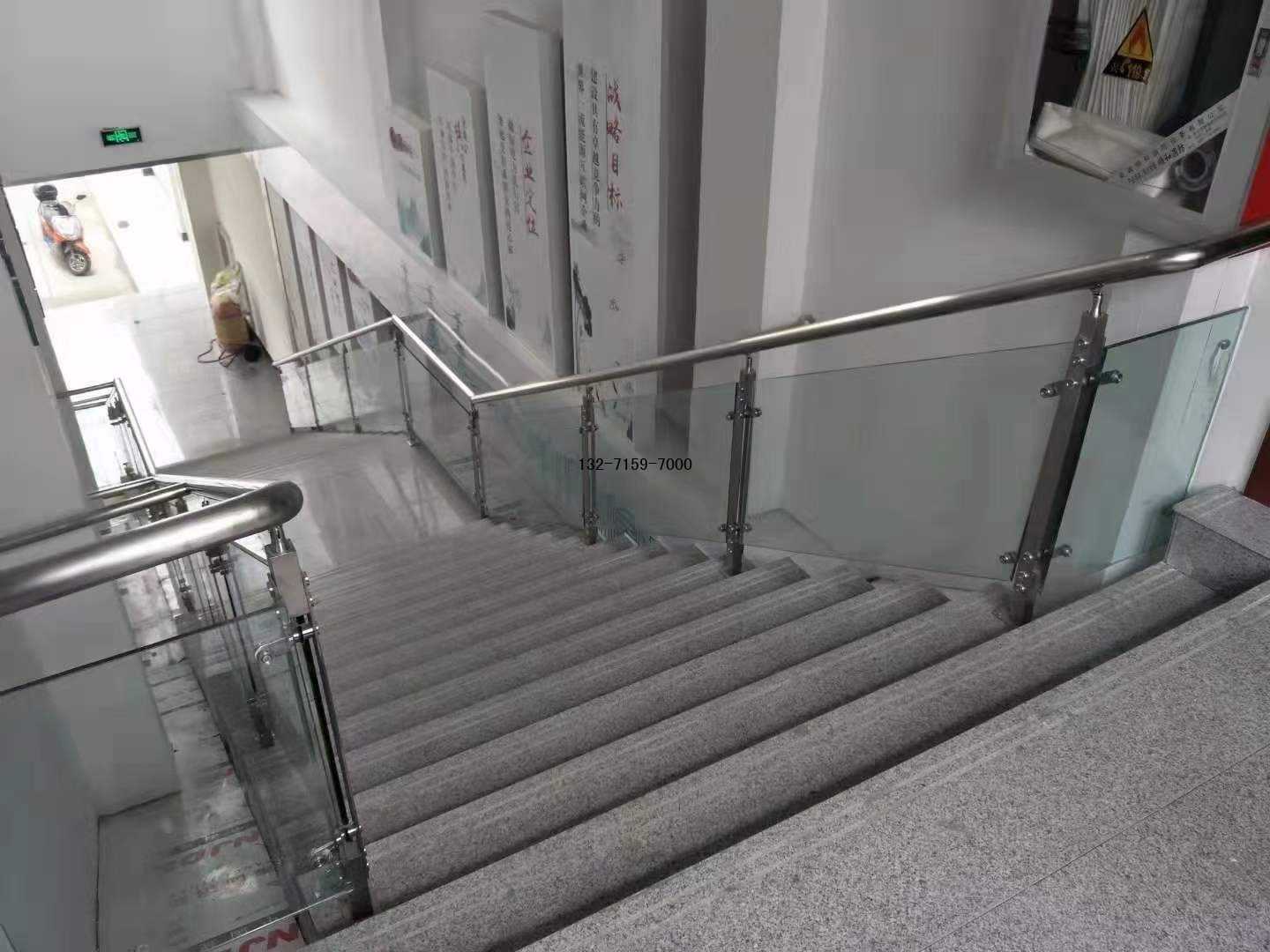 不锈钢钢化玻璃楼梯护栏