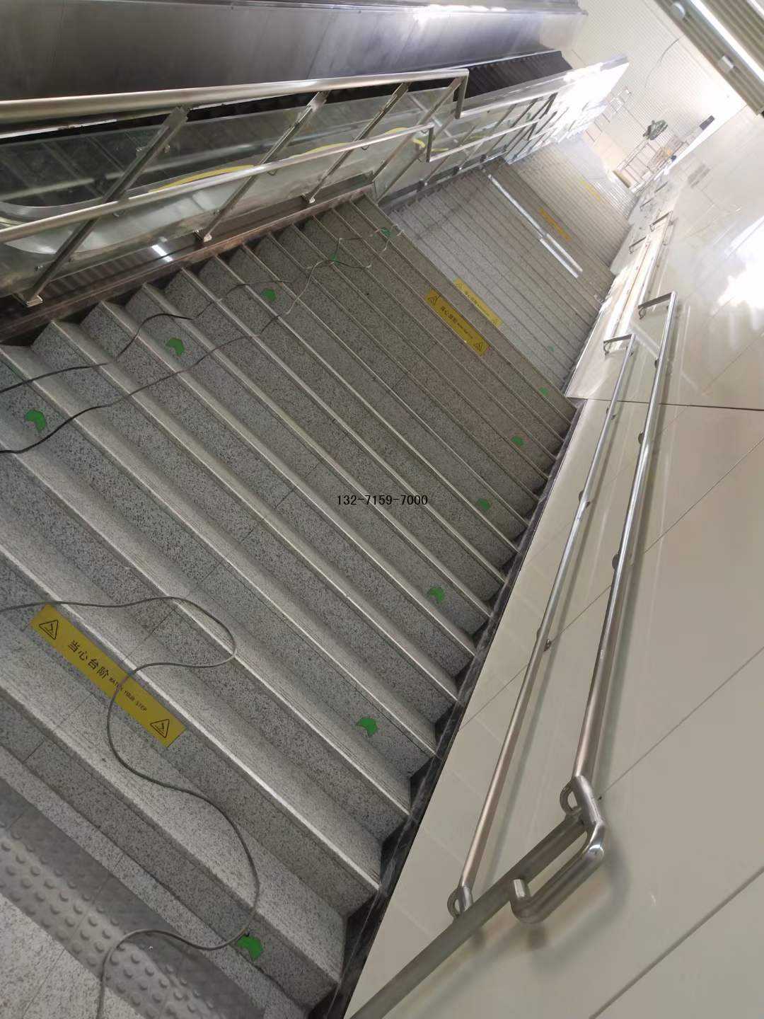 地铁站玻璃护栏