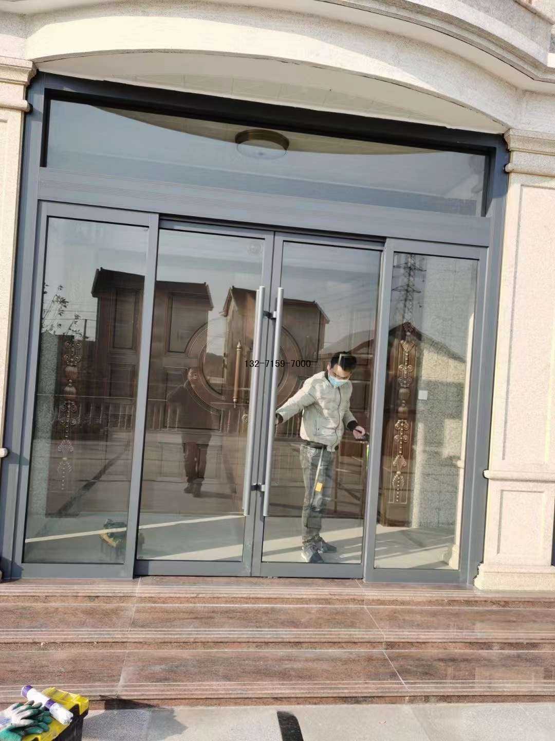 灰砂纹手动感应门安装后效果展示