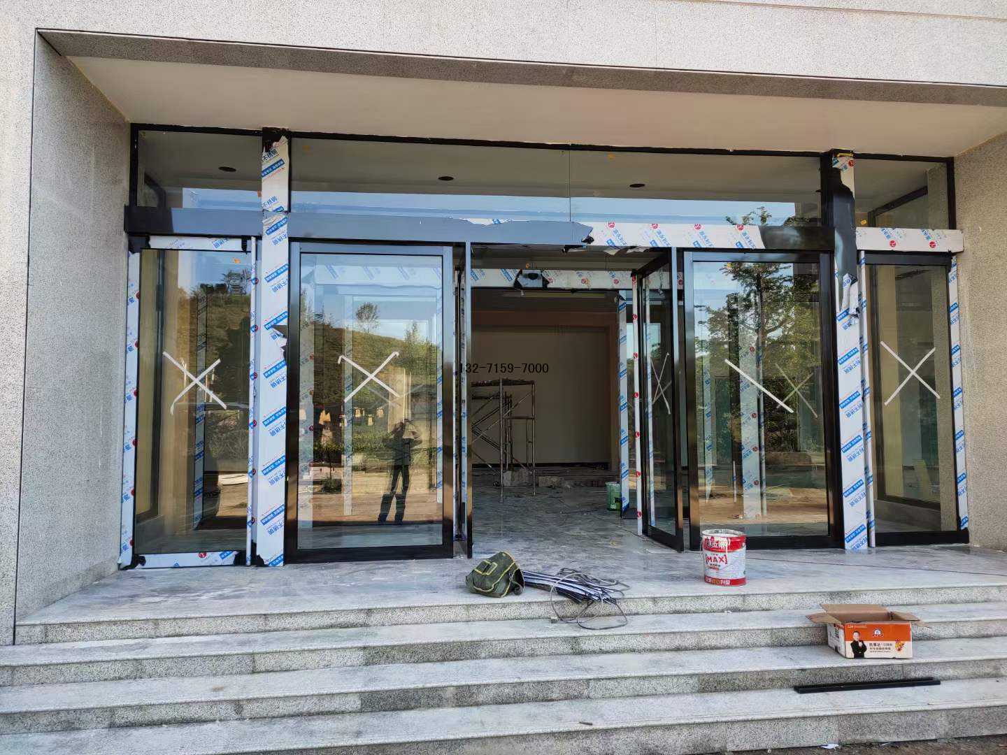 郑州钢化玻璃地弹簧门安装公司