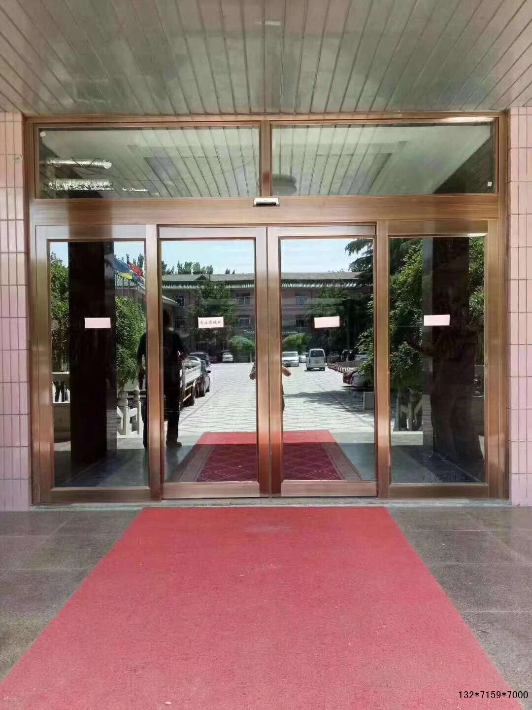 古铜色自动感应门