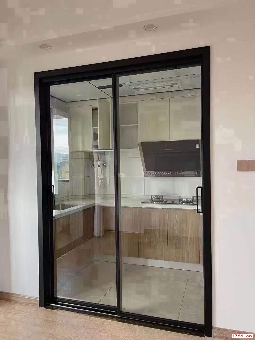 黑色厨房自动门