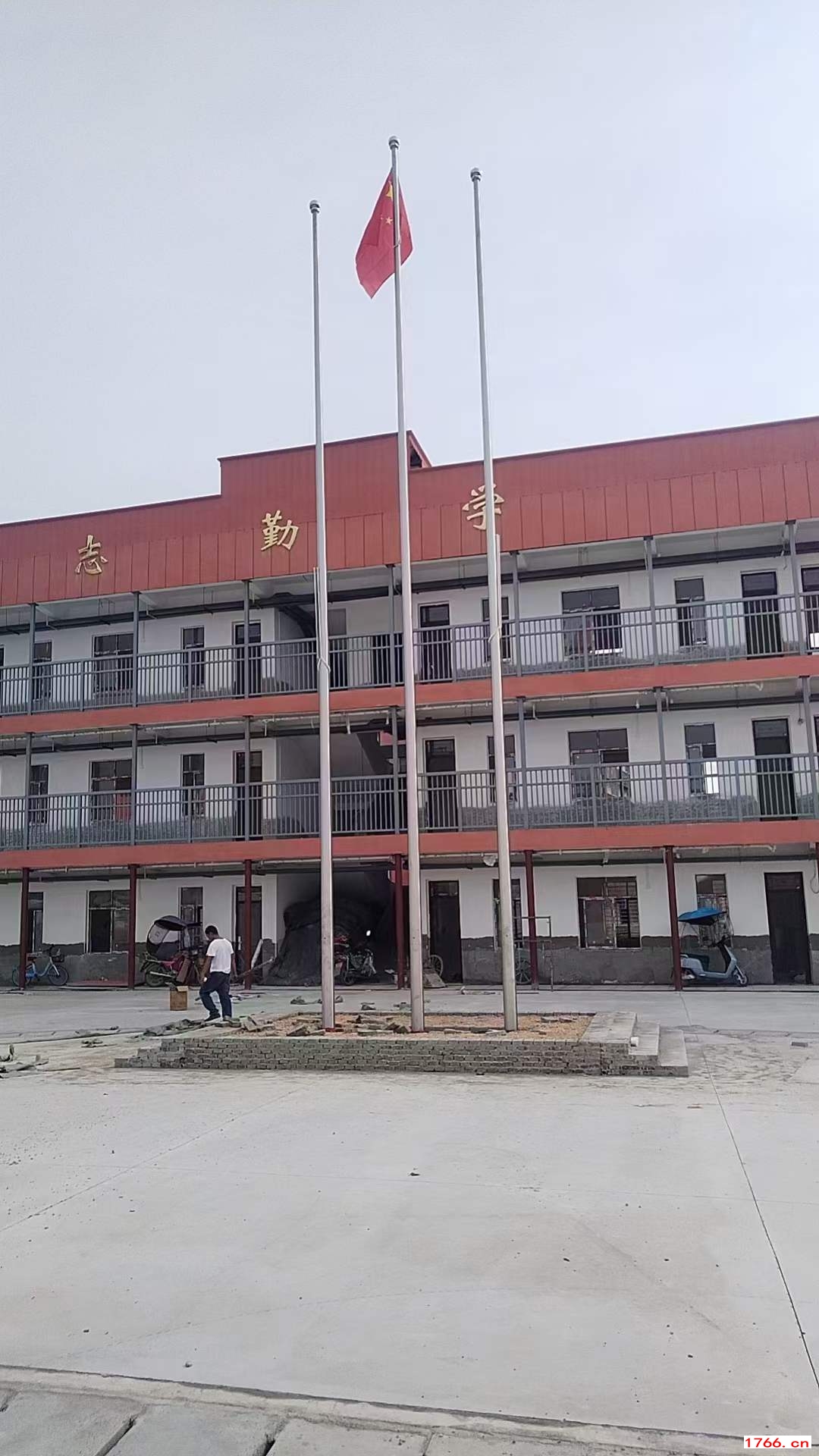 学校操场旗杆