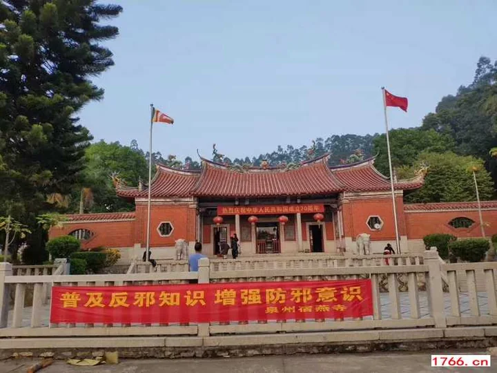 寺院入口旗杆安装场景参考图