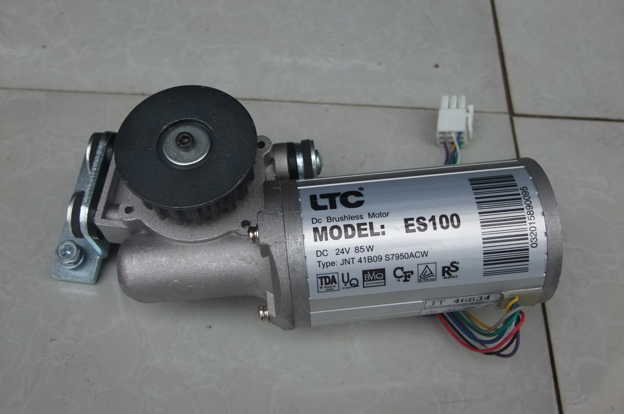 LTC ES100自动感应门电机实物图，铭牌标注DC无刷电机、24V 85W