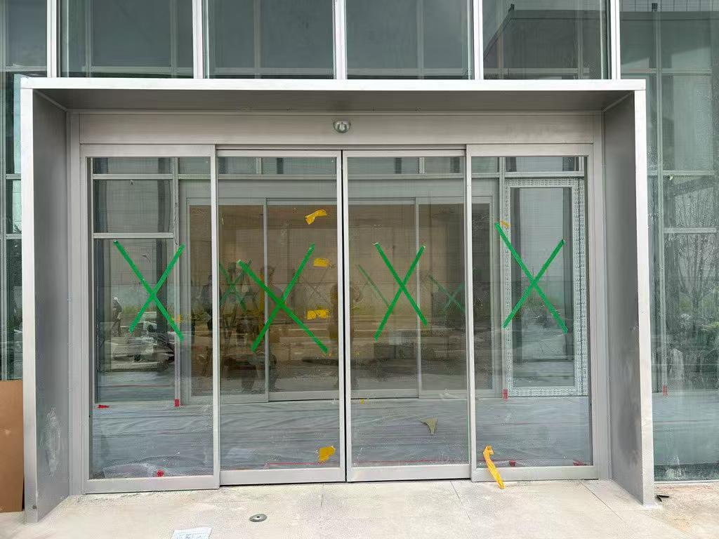 德恩科自动门安装现场 银灰色框架施工中实景