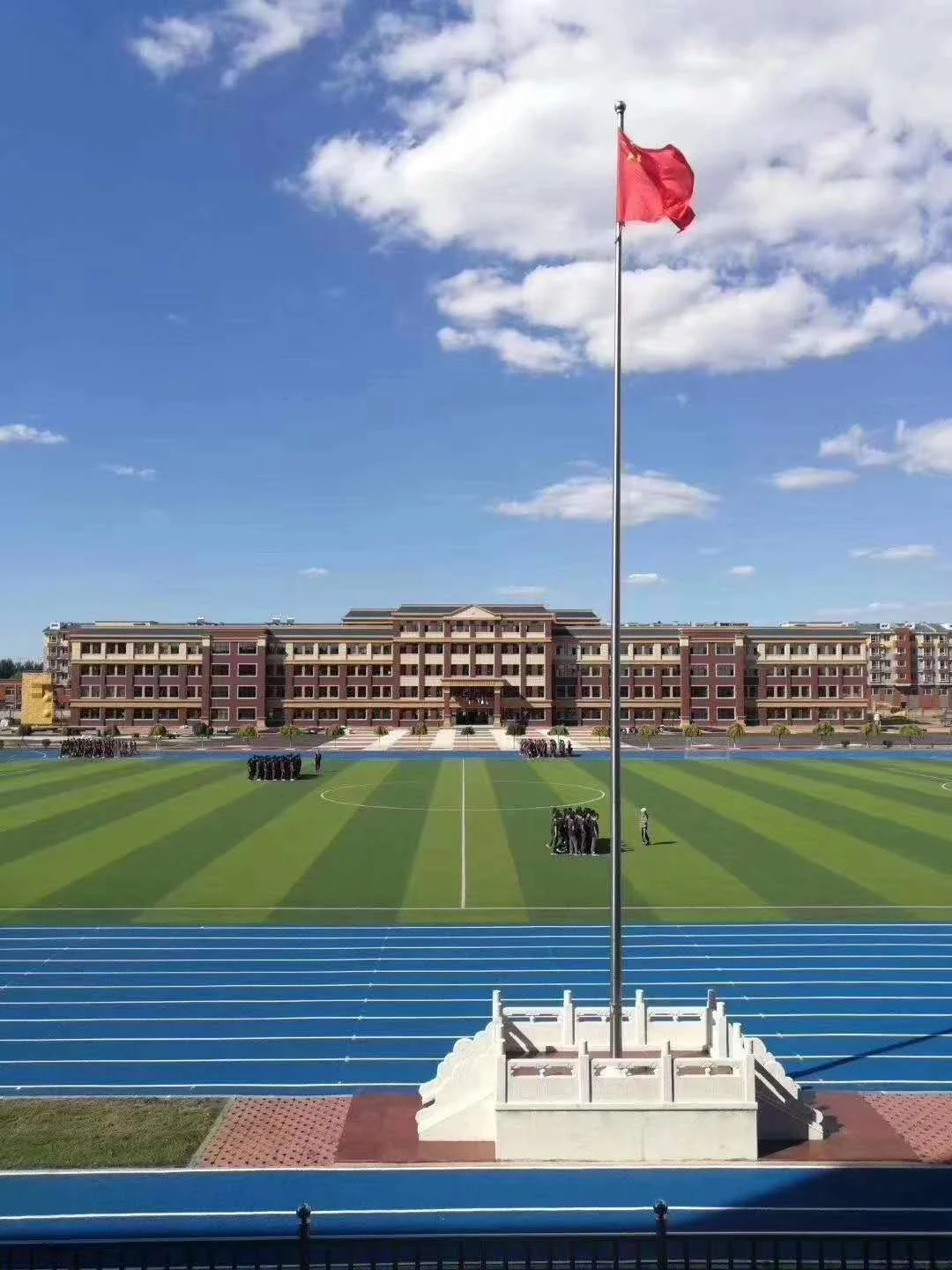 学校操场旗杆与汉白玉旗台场景图