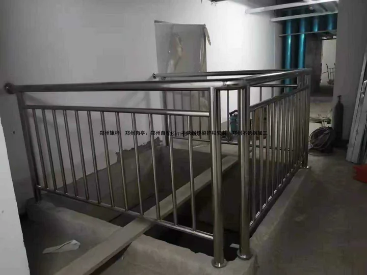 公共通道不锈钢护栏安装实景
