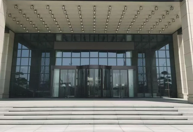 大型建筑门厅与旋转门入口场景