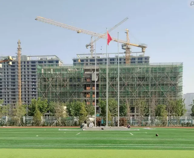 郑州同创学校旗杆安装厂家：操场布点、安全与交付验收