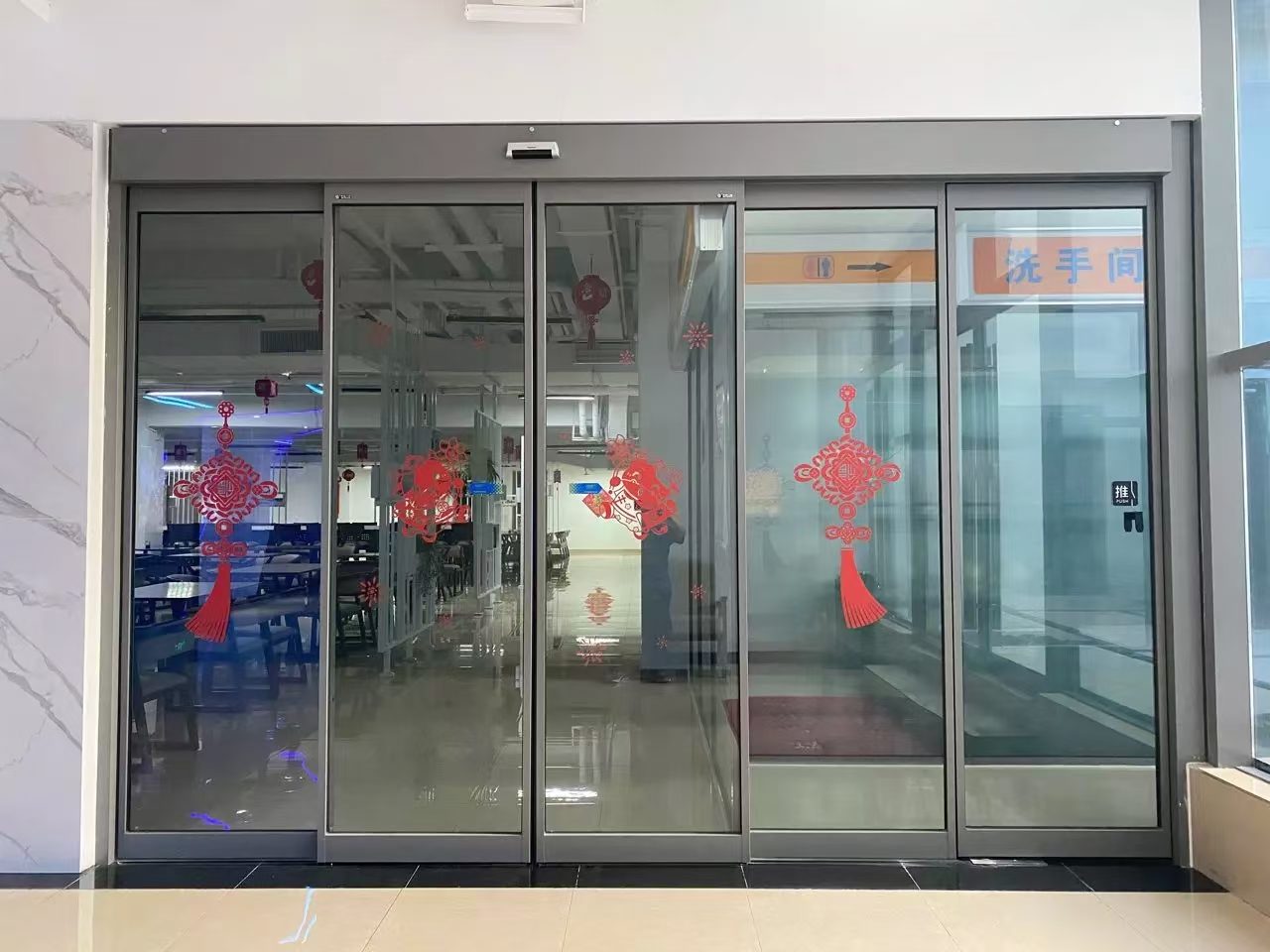 商丘商场自动门配置参考：商厦内四扇玻璃自动门实拍