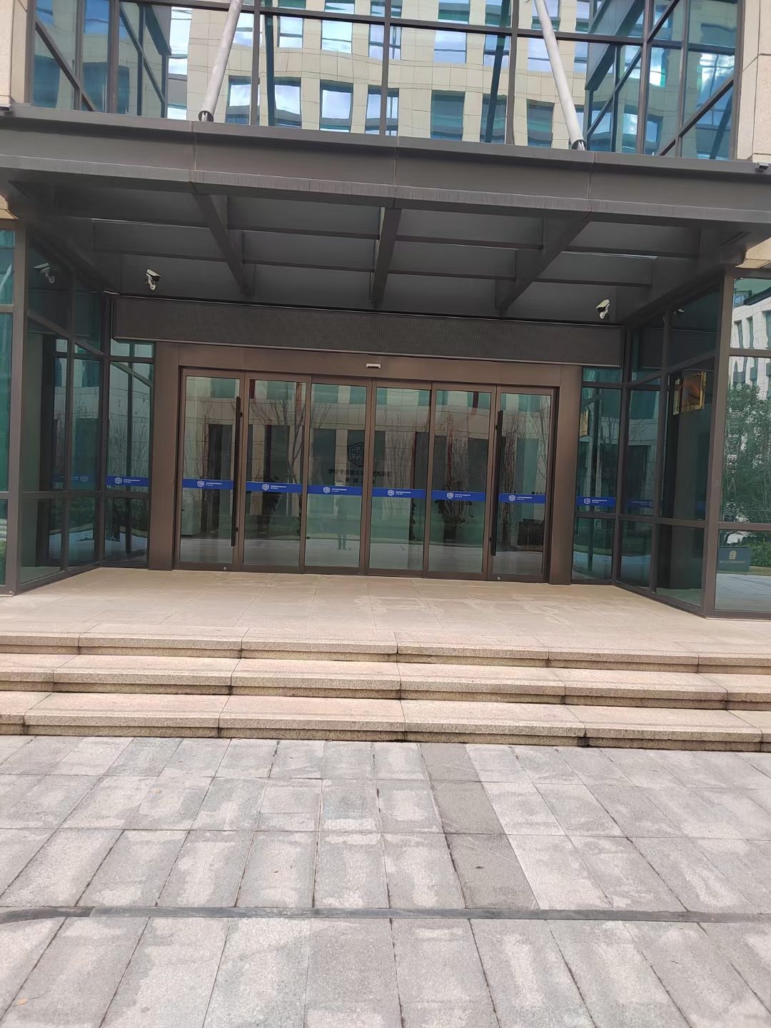 商丘车站自动门配置参考：玻璃幕墙入口自动门实拍
