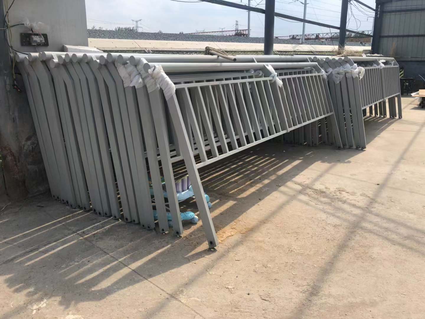 郑州道路护栏现货安装批发