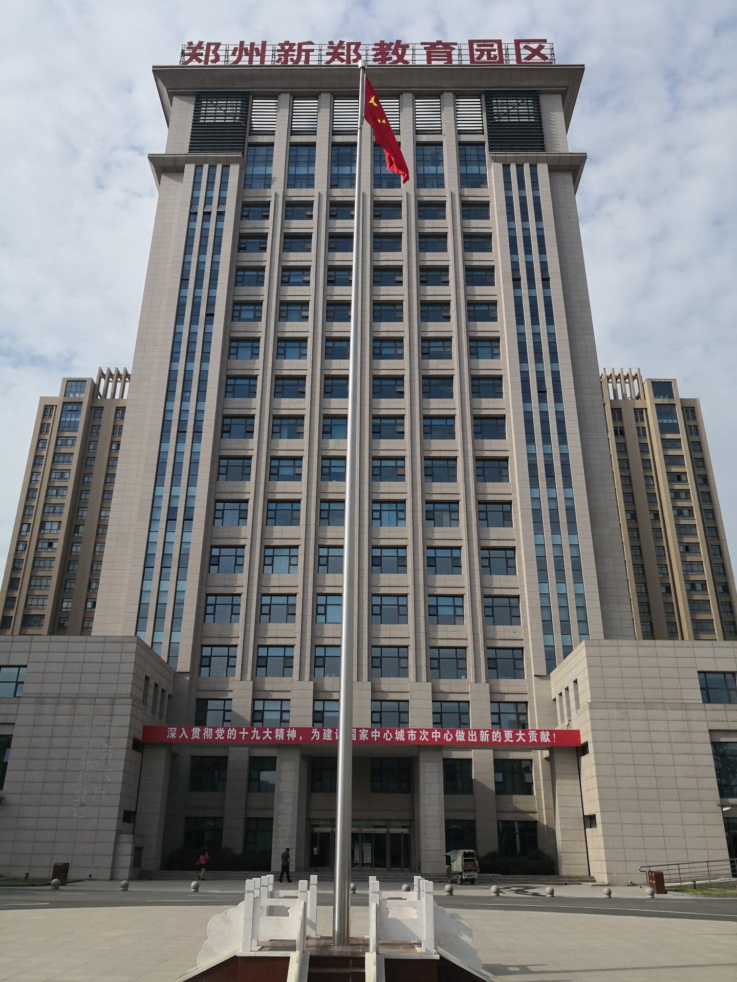 郑州新郑教育园区电动旗杆 高层建筑前不锈钢旗杆竖立效果