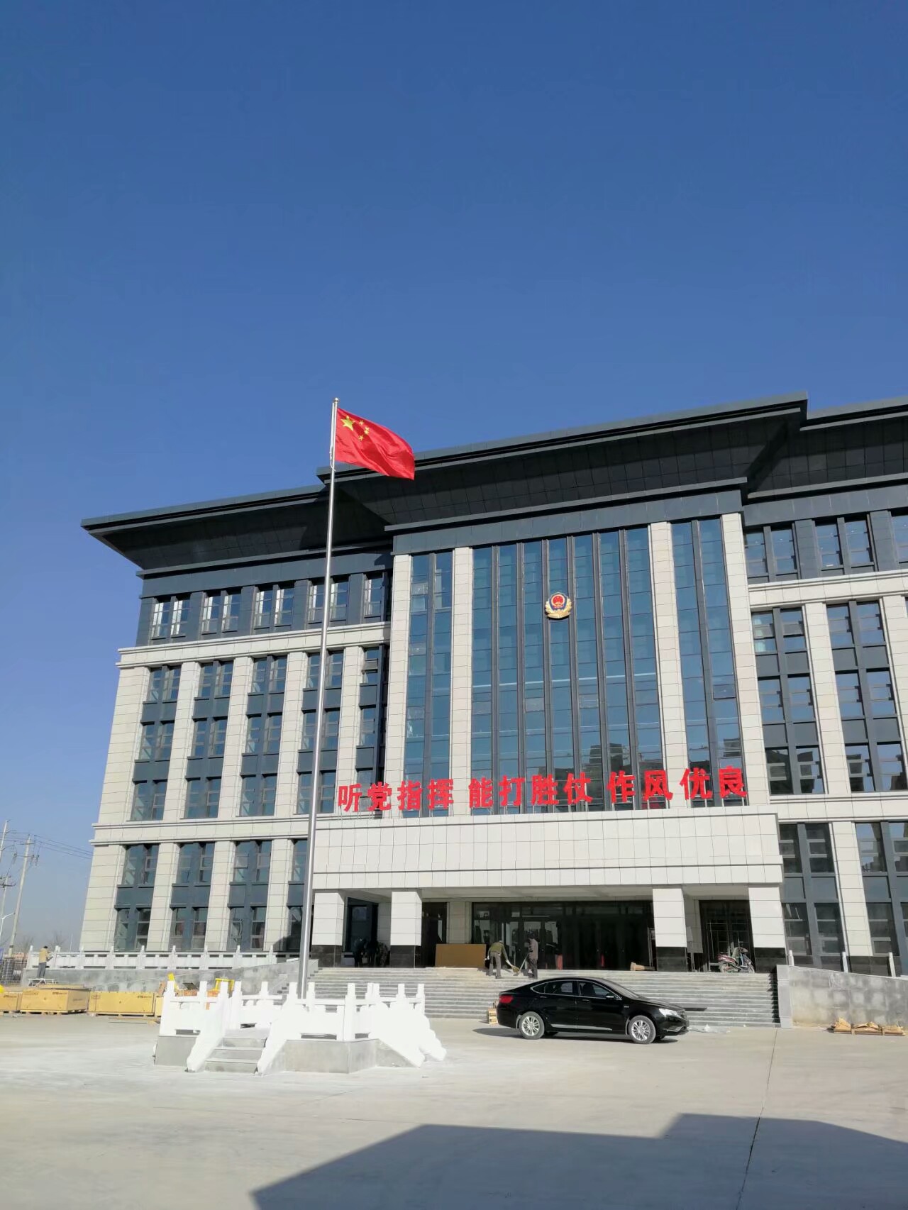 郑州旗杆安装实例 政府大楼前旗杆竖立完成