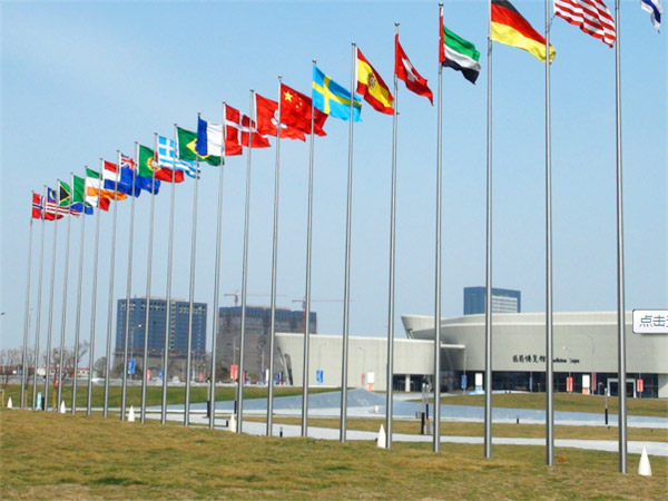旗杆安装阵列实拍 多国国旗同时悬挂效果