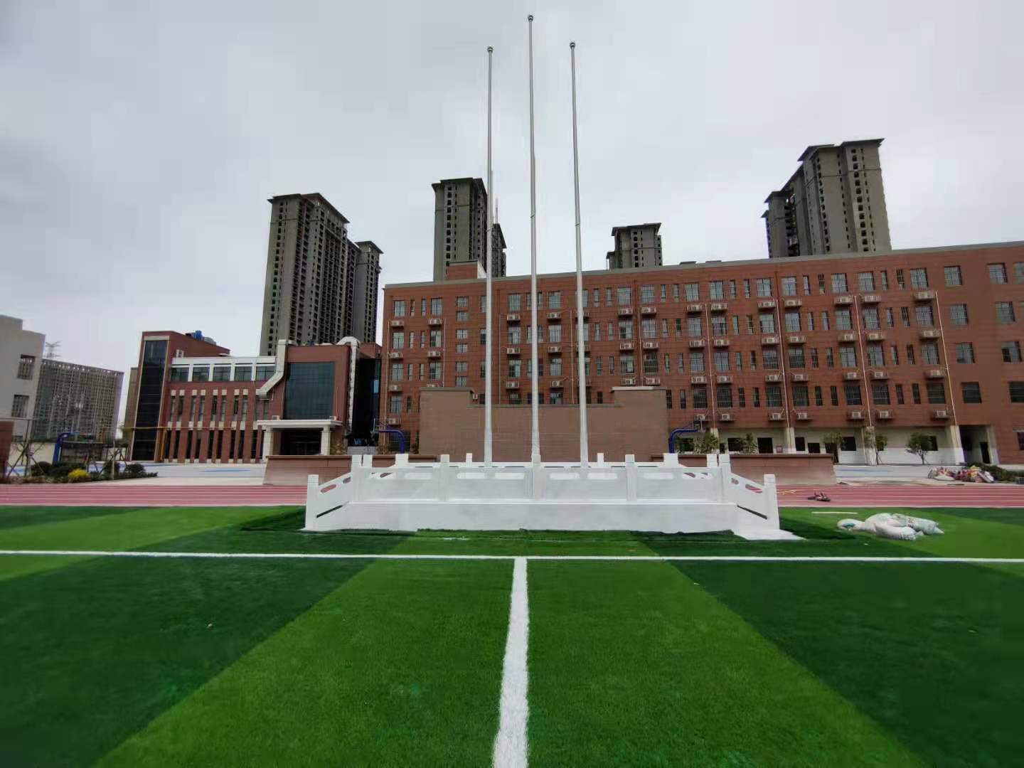 学校操场远景汉白玉旗台三根旗杆