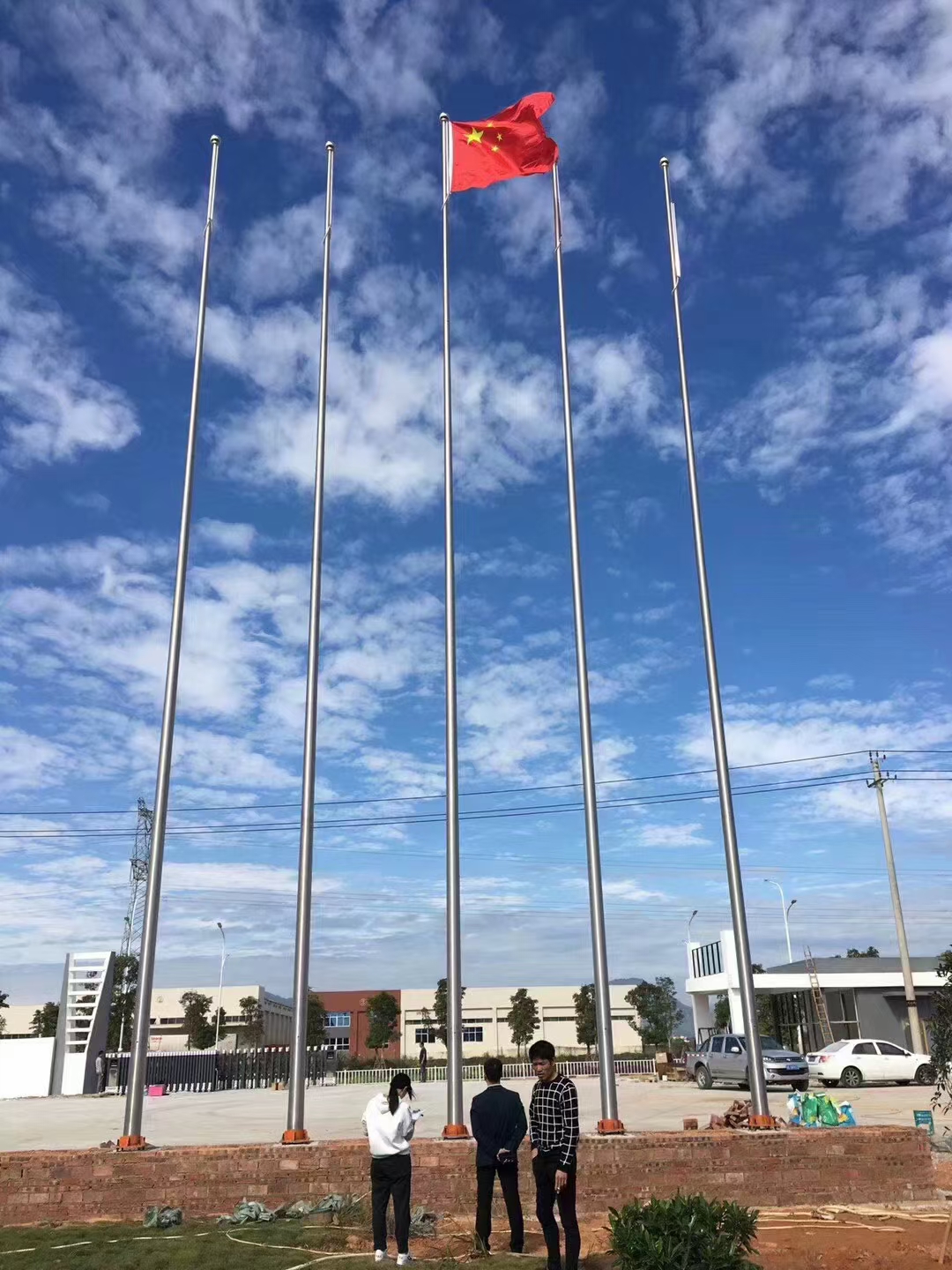酒店六根旗杆阵列安装