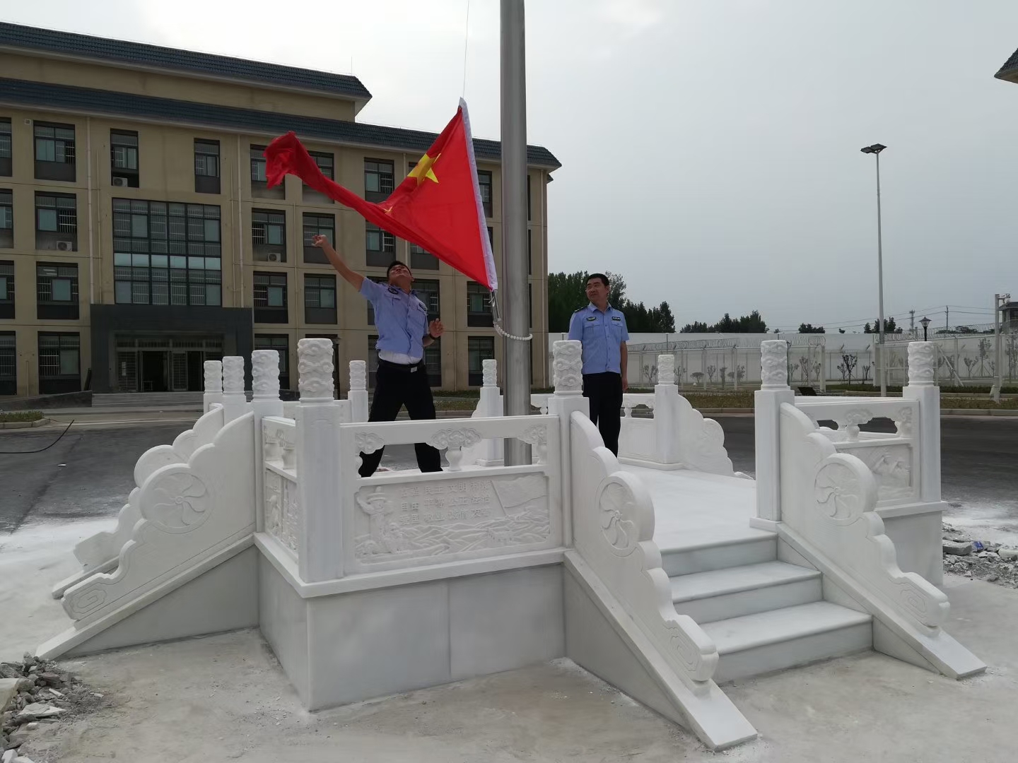 河南联同创汉白玉旗台安装现场升旗仪式