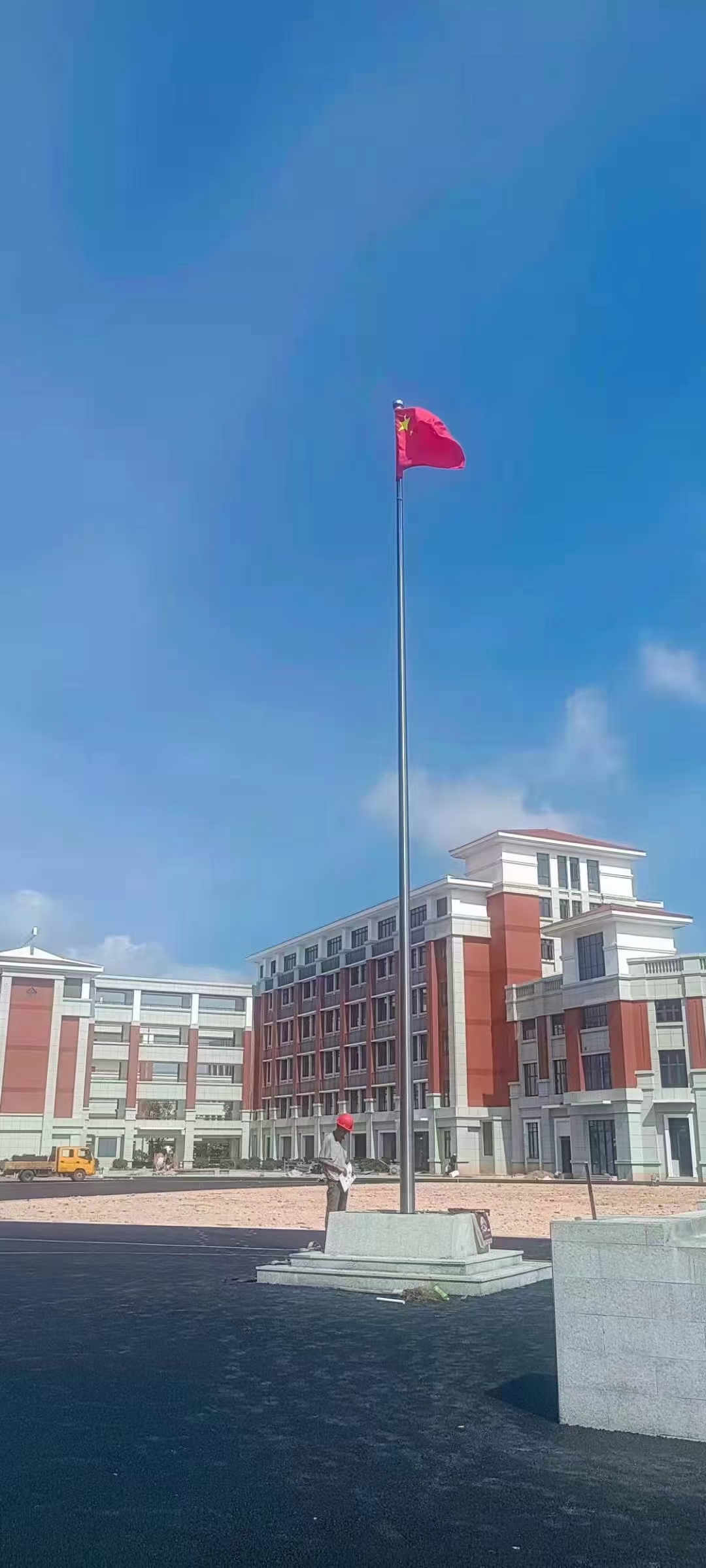 学校大门口旗杆安装
