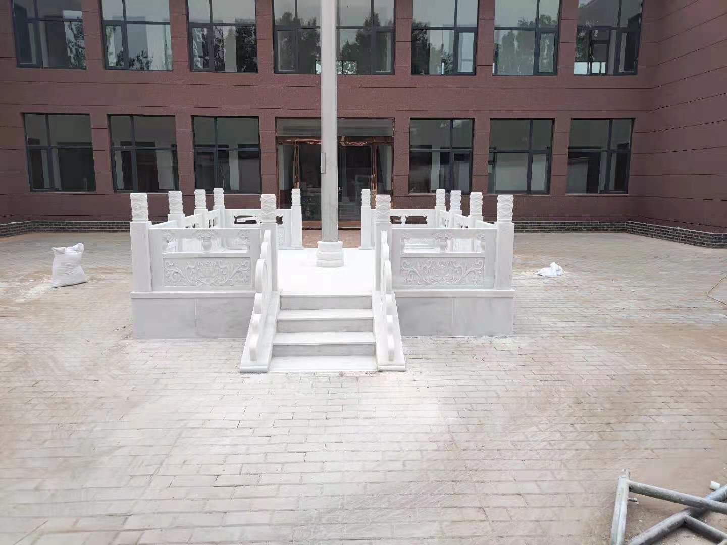 新建学校庭院内汉白玉旗台