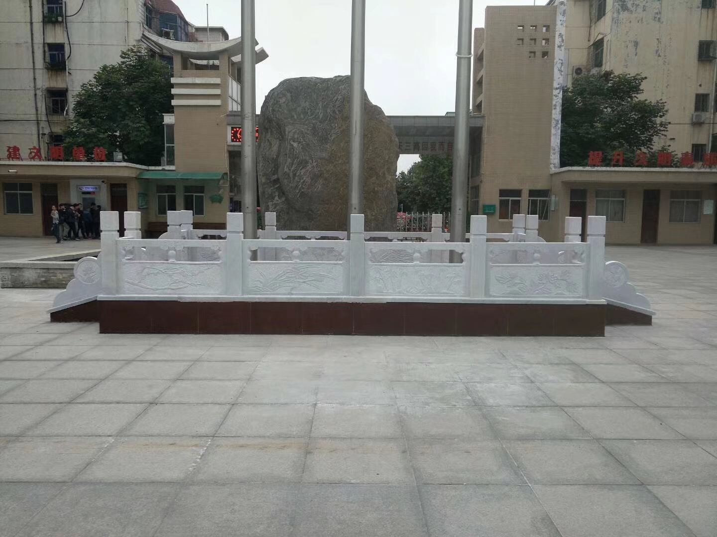 学校操场旗杆与汉白玉旗台场景图