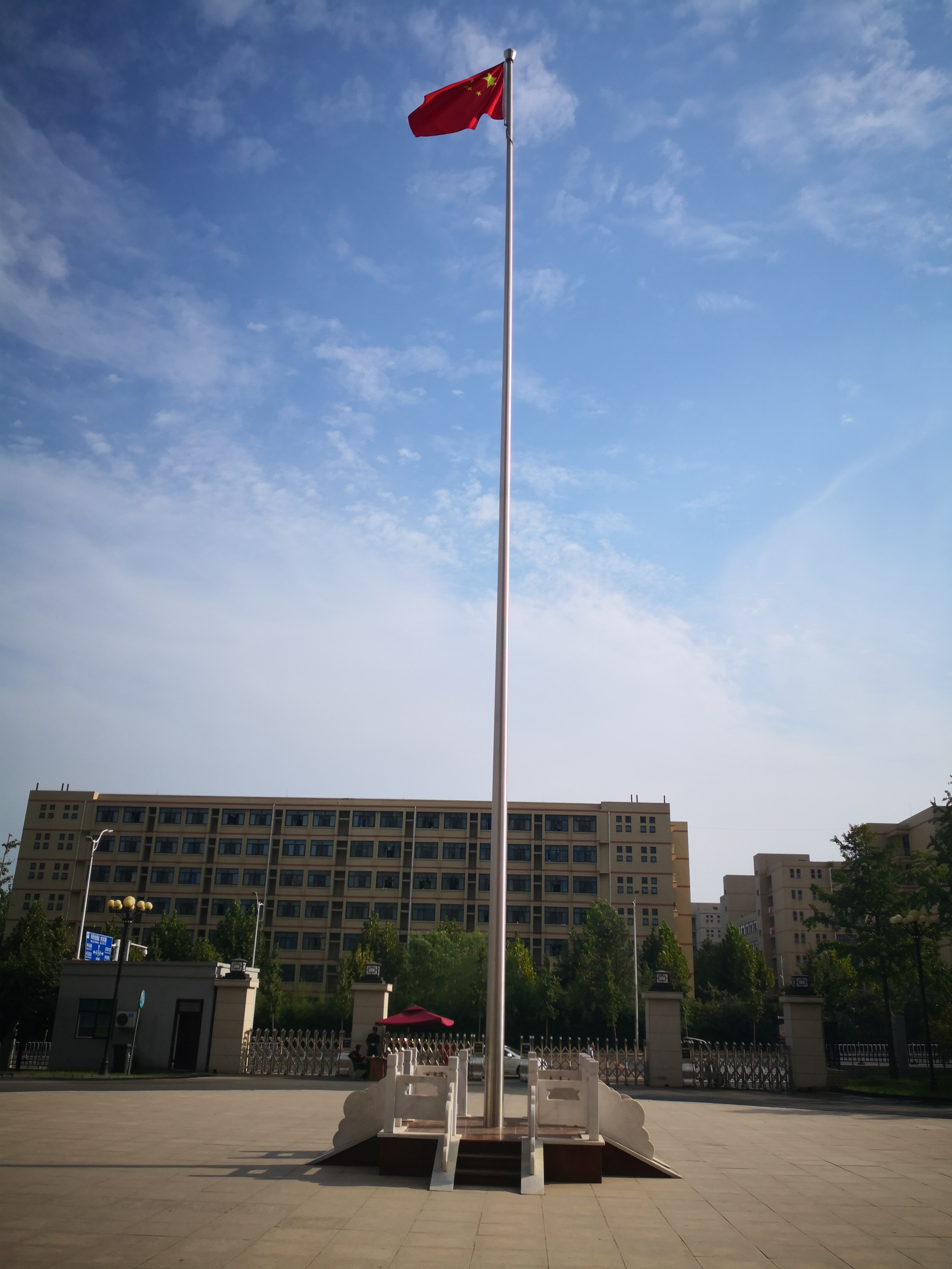 郑州同创旗杆 学校广场单根旗杆安装实景