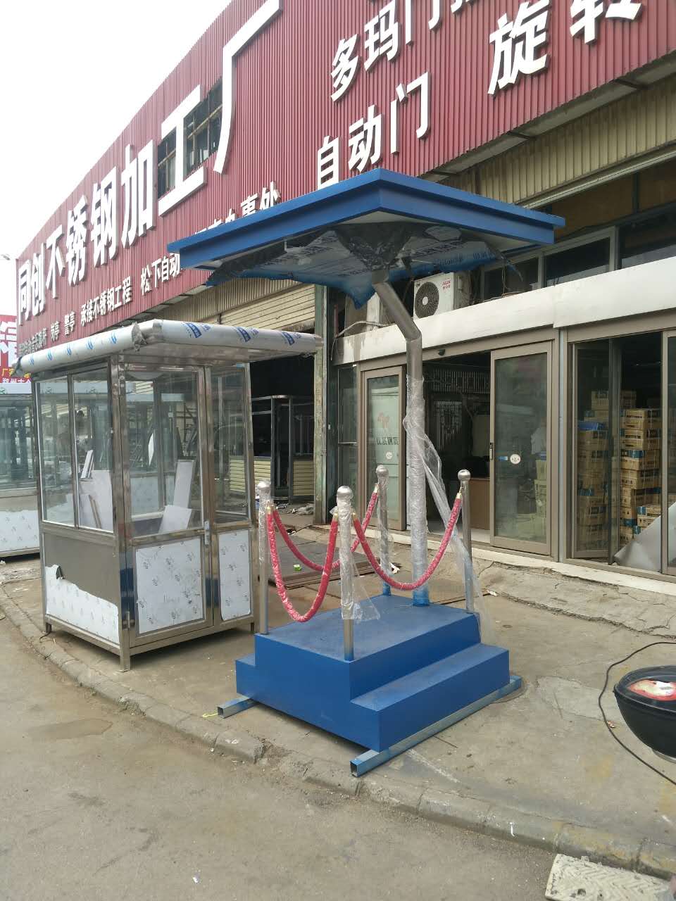 豪华形象岗亭—不锈钢+红地毯礼仪站台